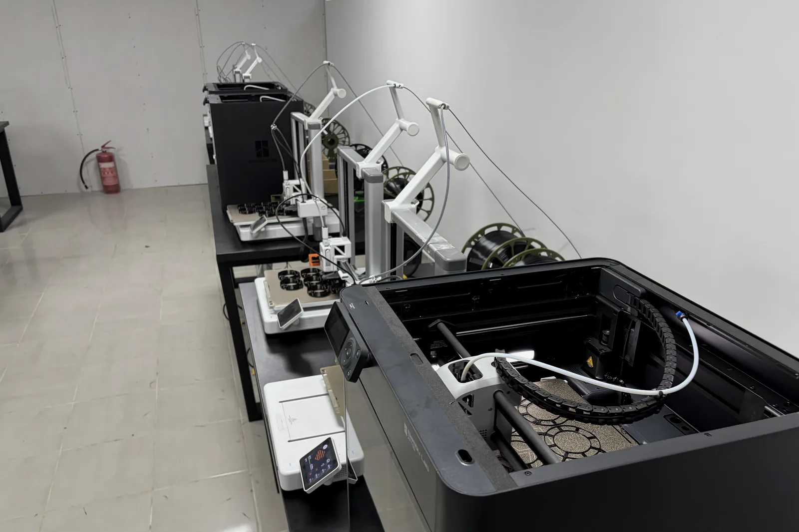 Ряд принтерів Bambu Lab A1 одночасно друкує деталі однієї партії